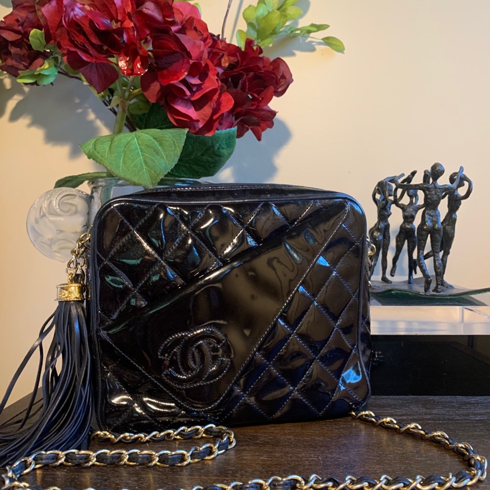 Black patent petite shoulder bag